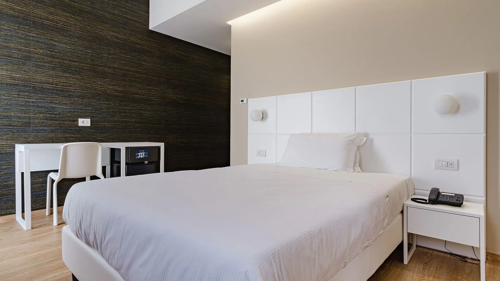 Hotel Boston Bari 4*,